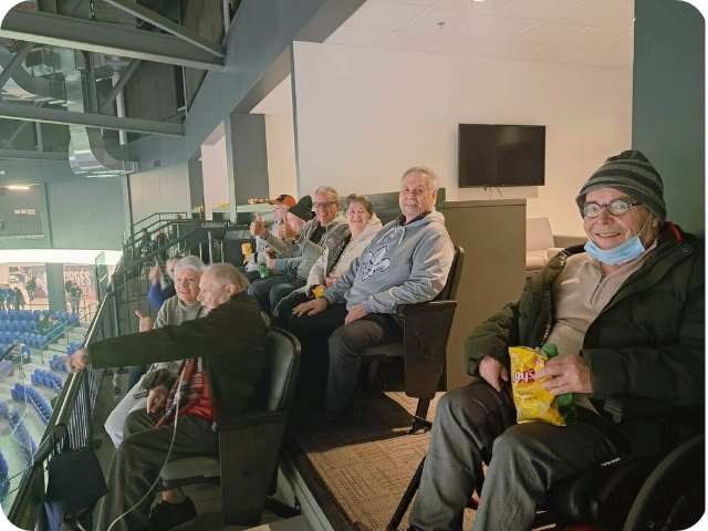 Des personnes âgées qui regardent une partie de hockey