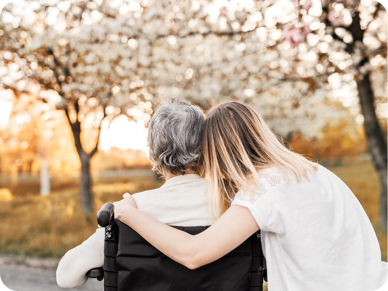 Jeune femme et personne aînée de dos