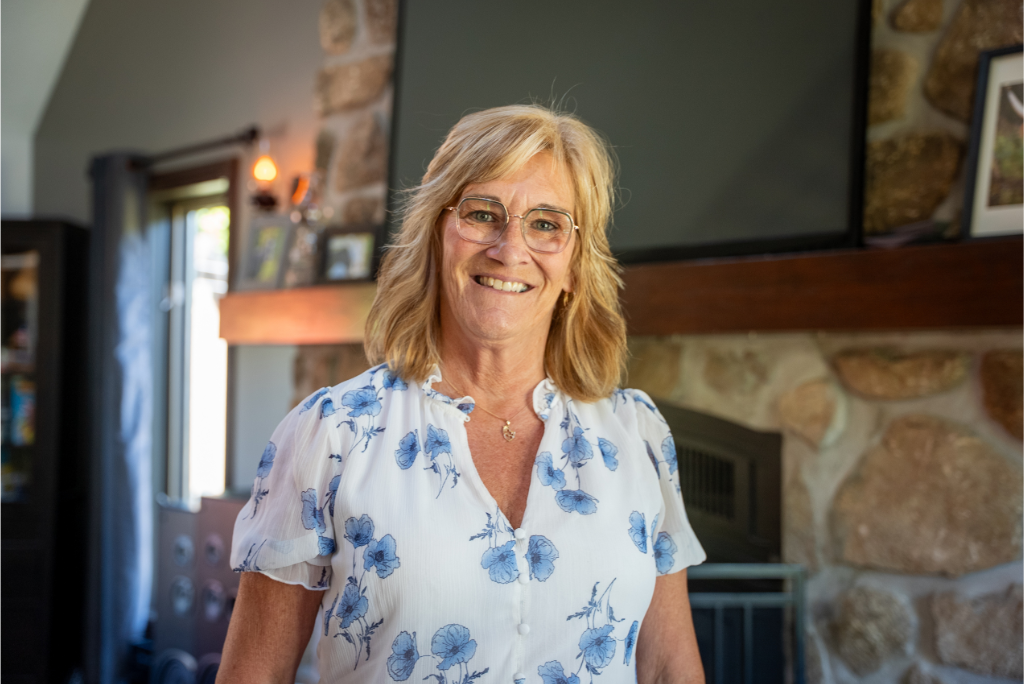 Femme souriante qui regarde la caméra